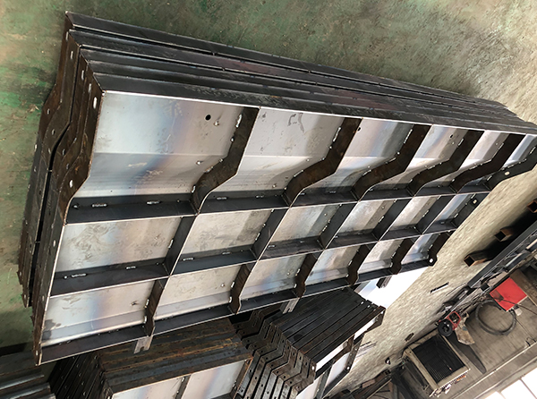 公路防撞墻模板