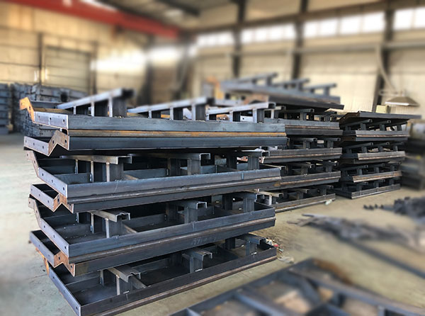 中央護欄鋼模具