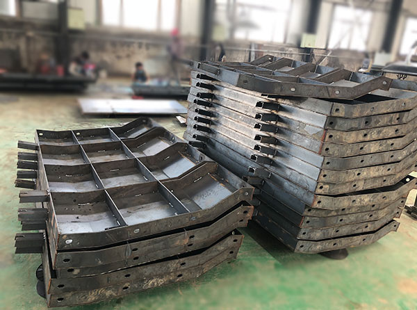 橋梁防撞墻模板