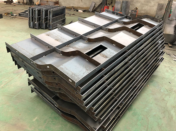 現(xiàn)澆護欄鋼模具